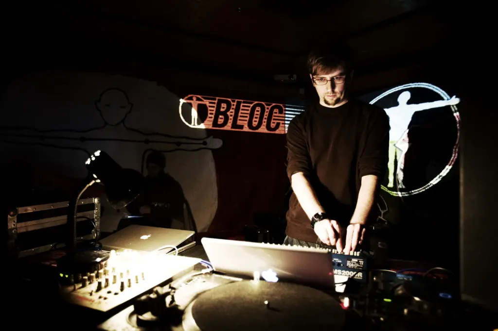 Bloc Weekend 2008 — documentary, event and music photograph in Hemsby-on-Sea, Norfolk, UK, frame 34 of 151.